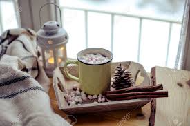 Tasse De Chocolat Chaud Avec De La Guimauve Petit Dejeuner Pres De La Fenetre Humeur De Noel Vacances Une Soiree Cosy Soir D Hiver L Automne Banque D Images Et Photos Libres De Droits Image