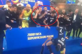 Biorą w nim udział zwycięzcy tych rozgrywek z minionego sezonu. Kuriozalna Sytuacja W Czasie Dekoracji Po Superpucharze Pilkarze Cracovii Zlapali Sie Za Glowy Wideo Pilka Nozna Sport Pl