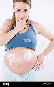 Schwangere Frau mit Sex-Zeichen auf den Bauch zu ziehen Stockfotografie -  Alamy