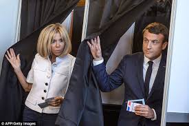 From former french president nicolas sarkozy whose wife carla bruni is 13 years his junior and donald trump, whose age difference with melania is exactly the same as the one between macron and. Brigitte Macron Speaks Of 25 Year Difference With Emmanuel Daily Mail Online