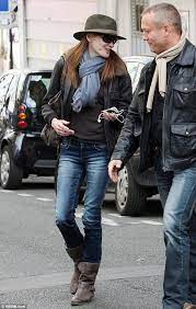 Who S Under The Hat And Sunglasses Carla Bruni Sarkozy Steps Out In Paris Wearing Full Disguise Carla Bruni Street Style Outfit Fashion