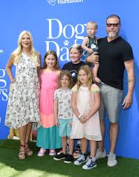 Tori spelling was born in los angeles, the daughter of author candy spelling and hollywood producer aaron spelling. Tori Spelling S Husband Dean Mcdermott Slams Body Shaming His Kids
