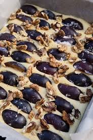 Se incinge cuptorul la 180°c (treapta 4 la cuptorul pe gaz, temperatura moderata). Prajitura Pufoasa Cu Prune Si Nuca Diva In Bucatarie