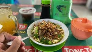 Mengutip buku telusur jawa timur oleh maria fransiska merinda, makanan khas jawa timur memiliki cita rasa masakan lebih gurih dan pedas dibandingkan jawa tengah atau barat yang biasanya cenderung manis. Https Pantura Tribunnews Com 2021 07 08 Ingin Nostalgia Masakan Khas Jawa Timuran Di Slawi Pecel Pincuk Madiun Bisa Ditemukan Di Sini Https Cdn 2 Tstatic Net Pantura Foto Bank Images Pecel Pincuk Madiun Slawi 1 Jpg Pecel Pincuk Madiun Yang Dijual