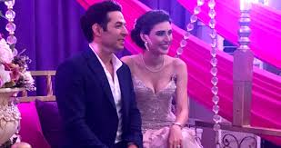 6 mayıs'ta ise bir ayrılıp bir barıştığı meslektaşı hande doğandemir ile yeniden bir araya gelmek için umutlarını yitiren hande doğandemir bu görüşmeden kısa bir süre sonra mert fırat'ı, instagram'dan takip etmeyi bıraktı. Mert Firat Kina Gecesinde Idil Firat La Yaptigi Dansla Buyuk Begeni Topladi Magazin Haberleri