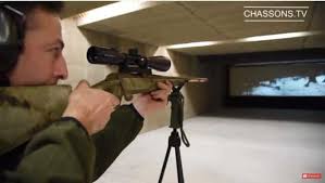 Un chasseur filme un renard qui lui saute dessus et mord la caméra!