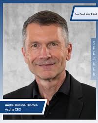 Andre Janssen-Timmen kommt aus Oldenburg in Norddeutschland und ist seit  Jahren in leitenden Vertriebs- und Marketing-Funktionen der  Automobilindustrie tätig. Der Vater zweier Töchter (beide im Studium an der  LMU) ist Experte für