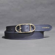 La ceinture femme, l'accessoire qui donne du peps à votre tenue tout en dessinant votre silhouette et en affirmant votre look ! Ceinture Femme Ellipse Bleu Marine In Horse We Trust