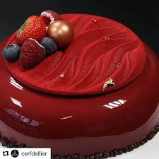 Repost Cerfdellier Un Glacage Miroir Du Spray Velours Et Quelques Fruits Rouges Et Voila Un Superbe Entremets De Noel Entremets Gateau Cake In