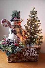 Voici 25 Magnifiques Decorations Pour Les Amoureux Des Bonhommes De Neige Snowman Christmas Decorations Christmas Centerpieces Christmas Diy