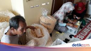 Di warung ronde biasanya kelapa dan jahe bertemu dalam bentuk wedang hangat. Modal Rp 50 Ribu Perempuan Ini Raup Rp 50 Juta Bulan Dari Bisnis Snack