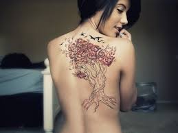 From tattoo queens like angelina jolie and kat von d, to unexpected tramp stamps from the likes of julia roberts and hand tattoos on helen mirren, here are the 25 hottest celebrity females who have tattoos, making them that much hotter. 20 Sexy Back Tattoos For Girls