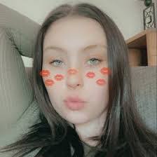 Daisy Ross's Instagram, Twitter & Facebook