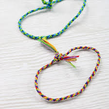 İlk bilekliğimiz için ihtiyacımız olan ana malzeme bildiğimiz, renkli, ince saç lastikleri. Ø¬Ø§Ù ØµÙØ­ Ø·ÙÙÙ Bilezik Yapimi Gorseller Zetaphi Org