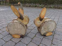 Diy fabriquer des meubles déco en rondin de bois. Hippel Hoppel Sehr Einfach Selbst Zu Machen Lapin De Paques En Bois Deco Paques Decoration Paques