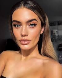 Bright Eyeliner And Ultra Dewy Makeup Will Be The Biggest Makeup Trends This Spring Beauty Makeup Dewy Makeup Hair Makeup