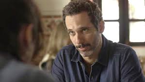 Nos próximos capítulos de 'Órfãos da Terra': Abner segue Sara e descobre  mentira da jovem