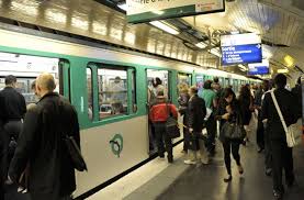 Paris metro is a rapid transit system serving the paris metropolitan area and is the second busiest metro system in europe. Technischer Zwischenfall Passagiere Nach Horrorfahrt In Pariser Metro Geschockt Panorama Stuttgarter Nachrichten