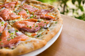 Le Saumon Fait Une Garniture De Pizza Originale A Laquelle Le Yogourt A L Aneth Donne Une Consistance Cr Salmon Pizza Smoked Salmon Pizza Food Network Recipes