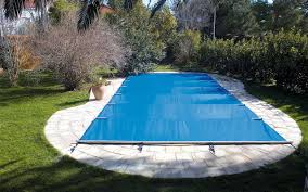 Avant que j'ai un abri, celle ci protégeait relativement bien contre les saletés qui pouvaient tomber dans la piscine. Bache De Piscine Comment Bien La Choisir