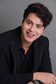 Ana Mafi's Instagram, Twitter & Facebook