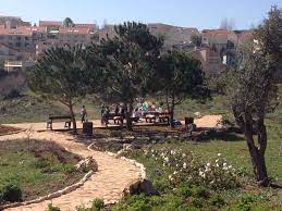 גולדה נהגה להתארח ולהתגורר ברביבים שנים רבות, ולכן הוחלט לכבד זכרה במקום זה. ×'×Ÿ ×™×•×'×œ