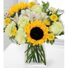 La rosa rossa è per eccellenza il fiore per esprimere tutta la passione che si nutre per la persona amata. Mazzo Di Girasoli L Artefiori Fiori On Line Roma