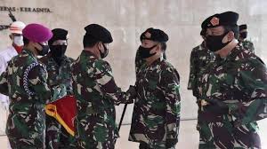 Mutasi tni itu berdasarkan surat keputusan panglima tni nomor kep/435/v/2021tanggal25 mei2021 tentang pemberhentian dari dan pengangkatan dalam jabatan di lingkungan tentara nasional indonesia seperti dalam keterangan tertulis, selasa (25/5/2021). Mutasi Tni Terbaru Dudung Abdurachman Jabat Pangkostrad Ganip Warsito Jadi Kepala Bnpb Tribun Batam