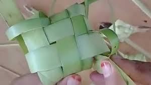Dahulu mungkin cara membuat nasi kuning cukup ribet, inilah salah satu alasan kenapa banyak orang malas membuatnya sendiri nasi kuning di rumah. Cara Menganyam Ketupat Nasi Dengan Mudah Youtube