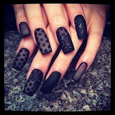 Los diseños de uñas siempre van avanzando según las tendencias y las técnicas, el poder crear diseños únicos de verdad que es como arte, ya que existen personas que las hacen a pulso y si les enseñas una foto de lo que quieres te las hacen exactamente pero,. Https Xn Uasdecoradas 9gb Co Negras