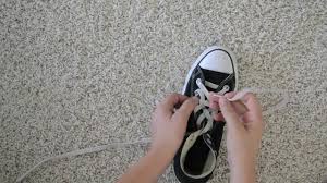 Pertama kita ada gaya dengan nama tali sepatu hidden knot, model ini bisa untuk tali sepatu bulat, tali sepatu vans, dan lain lain. Mldspot 8 Gaya Mengikat Tali Sepatu Yang Simple Dan Keren