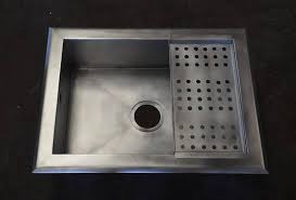 Fabrication Dun Evier En Zinc Selon Les Mesures Souhaitees Par Notre Client Ce Modele Est Realise En Zinc De 1 5 Plan De Travail Cuisine Evier Evier Cuisine