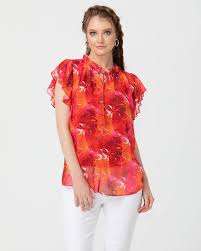 Secil Yakasi Bagcikli Desenli Mercan Bluz Tropikal Desen Ve Firfirin Muhtesem Birlikteligi Zarif Gorunumu Ve Kusursuz Detaylariyl In 2020 Women Fashion Ruffle Blouse