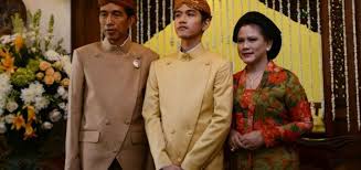 When the mataram kingdom was divided into two kingdoms, there are two different. Pakaian Adat Jawa Tengah Tuxedo Wedding Chef Jackets Fashion