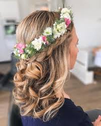 Eine Schone Halboffene Frisur Mit Einem Blumenkranz Ideal Fur Braute Blumenkranz Haare Frisur Blumenkranz Hochzeitsfrisur Blumenkranz