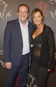 La jeune femme apparaît bientôt sur les écrans de télévision en tant que chroniqueuse de l'émission combien ça coûte ? Jean Pierre Pernaut Et Nathalie Marquay La Vraie Raison Du Depart De Leur Fille Lou Pernaut Du Domicile Parental Casinosglitz