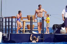 Privat lebt er eine glückliche ehe, auf dem platz bleibt er einer der grössten. Roger Federer Spends Holidays With Wife Mirka And Twins On A Billionaire S Yacht