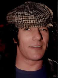 El 29 de marzo de 1980, el músico Brian Johnson recibe una llamada de Malcom  Young, asegurandole que el puesto como cantante de la banda AC/DC es suyo.  De este modo, AC/DC