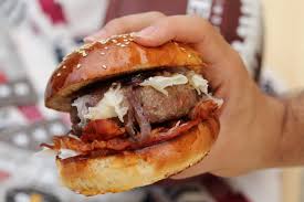 Io le adoro, sia con i formaggi che come accompagnamento nei miei panini! Hamburger Con Cipolla Caramellata Bacon E Raspadura Spignattando