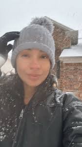 너무 귀여워! 스노우볼이 던져지고 눈사람도 만들어졌다는 걸 안다. 눈의 천사를 만들었어?