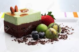 Bananen schoko kuchen mit pudding kuchen geback. Pistazien Schokoladen Kuchen Mit Fruchten Garniert Und Schokoflocken Lizenzfreie Fotos Bilder Und Stock Fotografie Image 9521526