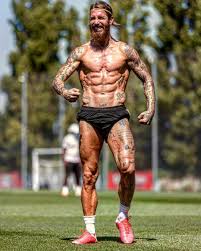 ‎/ˈseɾxjo ˈramoz ɣaɾˈθi.a/‏؛ مواليد 30 مارس 1986) هو لاعب كرة قدم إسباني يلعب في مركز الدفاع وقائد كلًّا من نادي ريال مدريد ومنتخب إسبانيا لكرة القدم. ÙÙˆØ±Ù…Ù‡ Ø²ÙŠ Ù…Ø§ Ù‚Ø§Ù„ Ø§Ù„ÙƒØªØ§Ø¨ Ø³ÙŠØ±Ø¬ÙŠÙˆ Ø±Ø§Ù…ÙˆØ³ ÙŠØ³ØªØ¹Ø±Ø¶ Ø¹Ø¶Ù„Ø§ØªÙ‡ ÙÙŠ ØªØ¯Ø±ÙŠØ¨Ø§Øª Ø±ÙŠØ§Ù„ Ù…Ø¯Ø±ÙŠØ¯ Ø§Ù„ÙŠÙˆÙ… Ø§Ù„Ø³Ø§Ø¨Ø¹