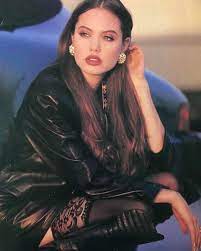 Superb.angelina jolie is something which can be called gorgeously stunning. Retrophy On Twitter Young Angelina Jolie In 1992
