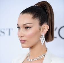 Tendenze capelli 2022: la coda alta alla Bella Hadid è da copiare