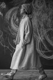 同じ生地でも オフホワイトは 原料そのままの色を糸にした アルパカと羊そのままの色 生成りのリネンとコットンが ごく微妙なメランジを作り出している 毛 リネン アルパカ 綿 2018年10月 photograph by yuriko takagi 色 美しい女性 イラスト