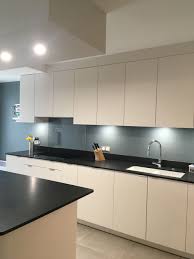 cuisine aux meubles blancs plan de travail granit noir et touche coloree bleue grisee une creation demeure cuisine moderne meuble blanc cuisine noir et blanc