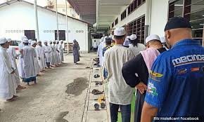 Dalam 125 kes yang dilaporkan itu, 95 daripada mereka dikaitkan dengan kes kluster daripada perhimpunan tabligh di masjid jamek sri petaling pada 27 februari hingga 1 mac lepas. Malaysiakini Pimpinan Tabligh Dakwa 12 500 Jemaah Hadir Ijtima Bukan 16k