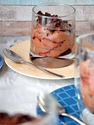 Den boden von jedem glas üppig mit biskuitbröseln bestreuen. Schokomousse Mit Kirschen Laktosefrei Ich Muss Backen