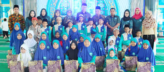 Anak yatim adalah anak yang ditinggal meninggal ayahnya ketika belum dewasa. University Of Medan Area Provides Orphans To The Medan Al Kahfi Foundation Kampus Terbaik Di Sumut
