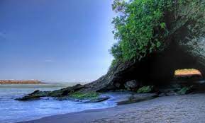 Pantai ini tak kalah jika … Biaya Tiket Masuk Pantai Karang Bolong Kebumen Misteri Asal Usul Lokasi Wisata Jejakpiknik Com
